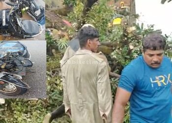 ಮುರಿದು ಬಿದ್ದ ಮಾವಿನ ಮರ: ಗಾಳಿ ಮಳೆಗೆ ಸಿಲುಕಿದ ಬೈಕ್ ತತ್ತರ!