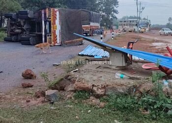 A lorry hit the checkpoint the policeman escaped with his life!