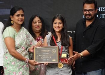 Child actress receives award