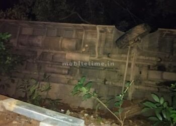 Crowds at Kumta Hospital Bus from Sirsi falls into ditch!