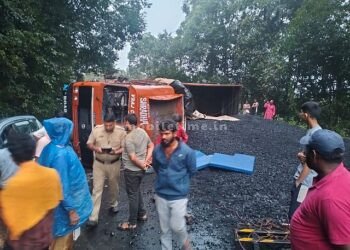 Frequent overturns Yellapur Highway a challenge for lorry drivers!