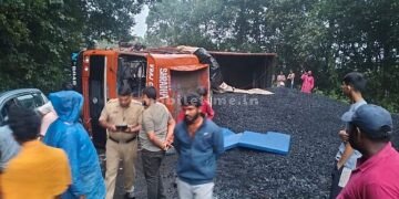 Frequent overturns Yellapur Highway a challenge for lorry drivers!