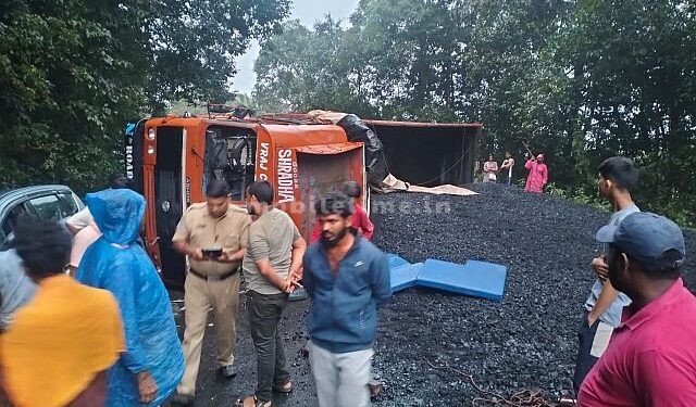 Frequent overturns Yellapur Highway a challenge for lorry drivers!
