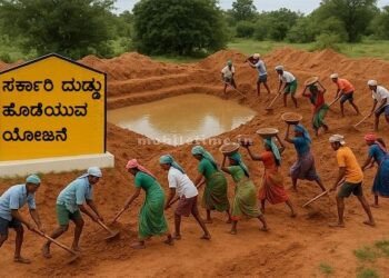 Laborers loot money even in torrential rain!