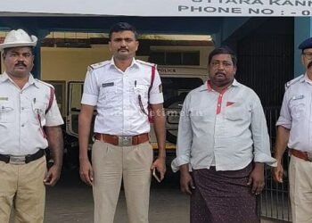 Lorry driver who was roaming everywhere Caught by traffic police's daring move!