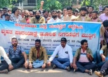 No hope for repair of the deteriorated road Karwar people fight against potholes!