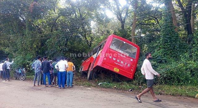 The steering wheel broke off and the bus fell into the gutter!