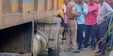 Tipper hits a scooty Woman dies on the spot!