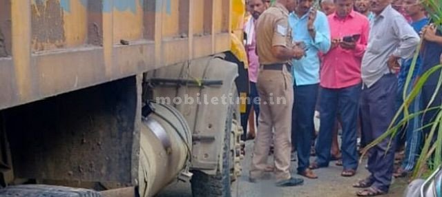 Tipper hits a scooty Woman dies on the spot!