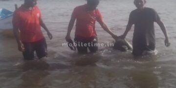 Worker killed in crash of waves