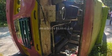 Tempo overturns in Kaiga 16 people injured