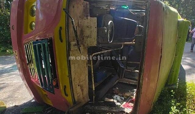 Tempo overturns in Kaiga 16 people injured