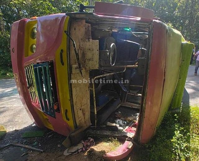 Tempo overturns in Kaiga 16 people injured