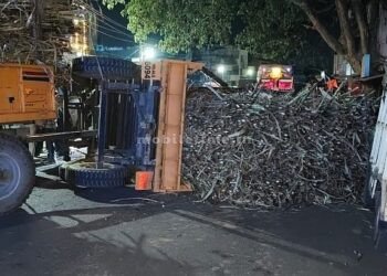 Tractor carrying sugarcane overturns