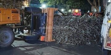 Tractor carrying sugarcane overturns