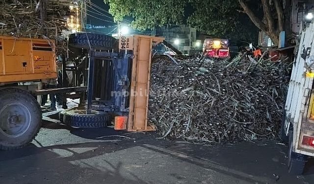 Tractor carrying sugarcane overturns