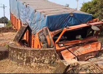 A lorry that jumped into a well seen at night in broad daylight!