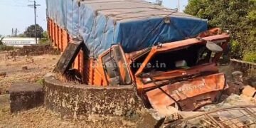 A lorry that jumped into a well seen at night in broad daylight!