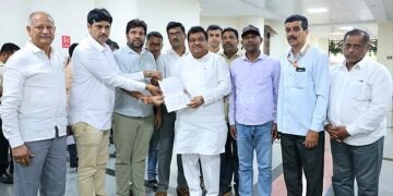 Anants struggle BJP leader's friendship with Congress leader!