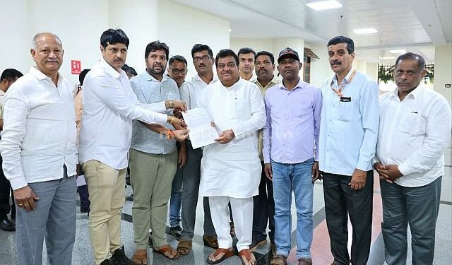 Anants struggle BJP leader's friendship with Congress leader!