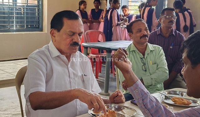 College canteen MLA loses his mind over bansu-baji!