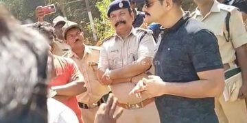 Forest road for illegal mining Outrage against officer!