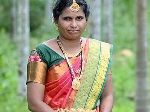 Snake hiding in flower plant Housewife dies!