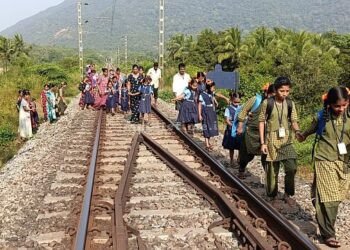 ಶಾಲೆಗೆ ಹೋಗಲು ರೈಲು ಹಳಿಯೇ ಮುಖ್ಯ ರಸ್ತೆ!