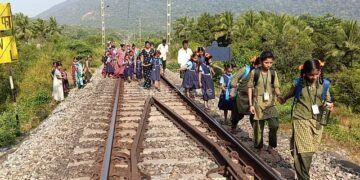 ಶಾಲೆಗೆ ಹೋಗಲು ರೈಲು ಹಳಿಯೇ ಮುಖ್ಯ ರಸ್ತೆ!