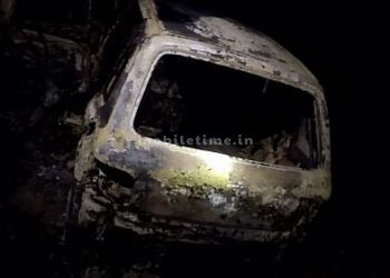 A car fell into a ditch two people burned to death!