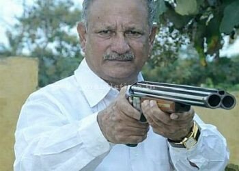 Ex-lawmaker's pistol belonging to thieves!