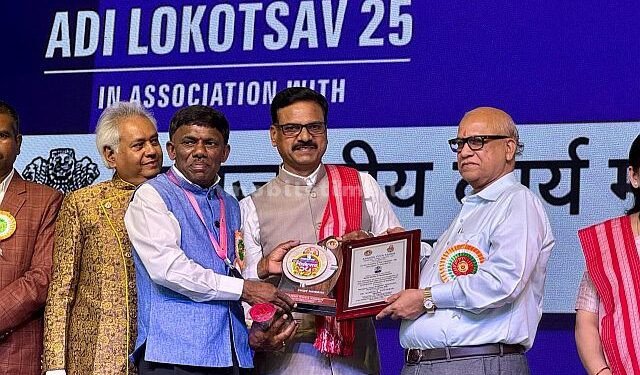 The generous donor received an honor and award!