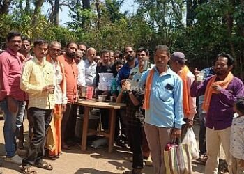A group of friends who saw Shiva among the devotees!