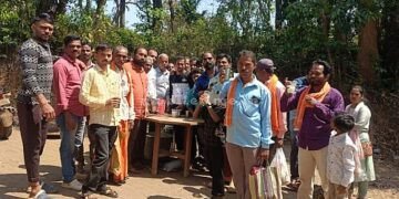 A group of friends who saw Shiva among the devotees!