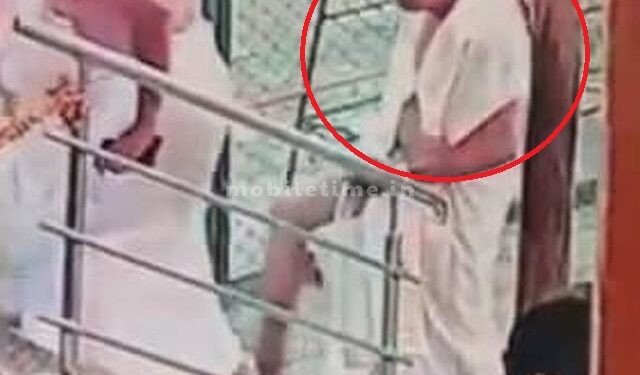 Shivaratri Devotee worships Lord Shiva after seeing Atmalinga!