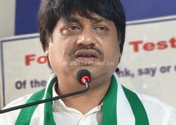 The one holding the bucket is the president here Soni's leadership to the woman carrying the grain!