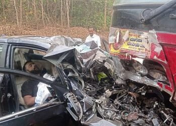 Car hits bus Web designer dies!