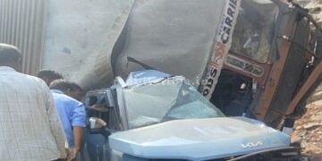 ಕಾರಿನ ಮೇಲೆ ಬಿದ್ದ ಕಂಟೇನರ್: ಮಗು ಸಾವು!