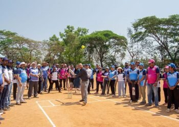 ಕರ್ತವ್ಯದ ವೇಳೆ ಕ್ರಿಕೆಟ್ ಆಡಿದ ಸರ್ಕಾರಿ ಅಧಿಕಾರಿ!
