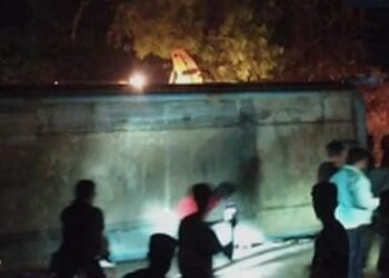 Srikumara bus overturns 21 passengers injured!