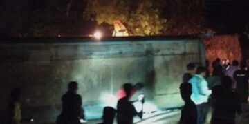 Srikumara bus overturns 21 passengers injured!