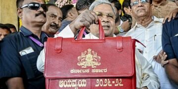 Uttara Kannada CM visits well-equipped hospital!