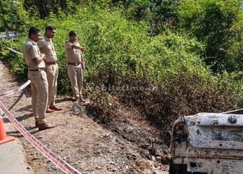 Arabail Ghat Car crushed on the edge of a ditch SP visits and inspects