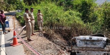 Arabail Ghat Car crushed on the edge of a ditch SP visits and inspects