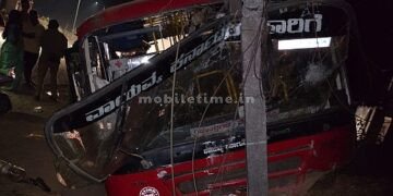 KSRTC bus hits an electricity pole!