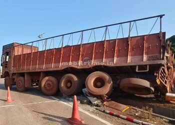 Manganese lorry falls into gutter!