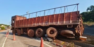 Manganese lorry falls into gutter!