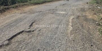 Rs 8 lakh found buried in a pothole!