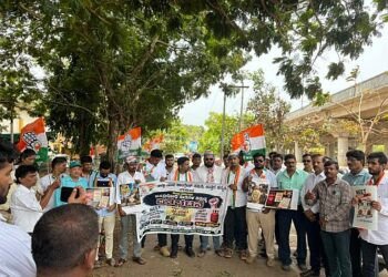 Congress protests against price hike!