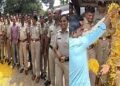 ಭಾವನಾತ್ಮಕ ಬೀಳ್ಕೊಡುಗೆ: ಜನಸ್ನೇಹಿ ಅಧಿಕಾರಿಗೆ ಪುಷ್ಪ ಮಳೆ!